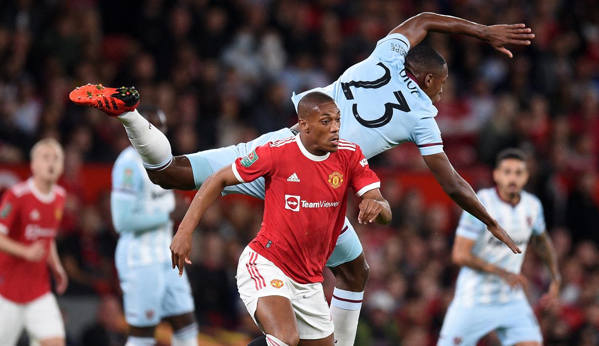 Anthony Martial. Berseragam Manchester United sejak 2015/2016, dirinya gagal tampil konsisten bersama Setan Merah. Musim ini ia masih dipercaya Ole Gunnar Solskjaer untuk tampil dalam 7 laga di semua kompetisi dan baru membukukan 1 gol. (AFP/Oli Scarff)