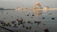 Sampah plastik merusak pemandangan Pantai Losari, yang menjadi kebanggaan warga Kota Makassar, Sulawesi Selatan. (Liputan6.com/Ahmad Yusran)