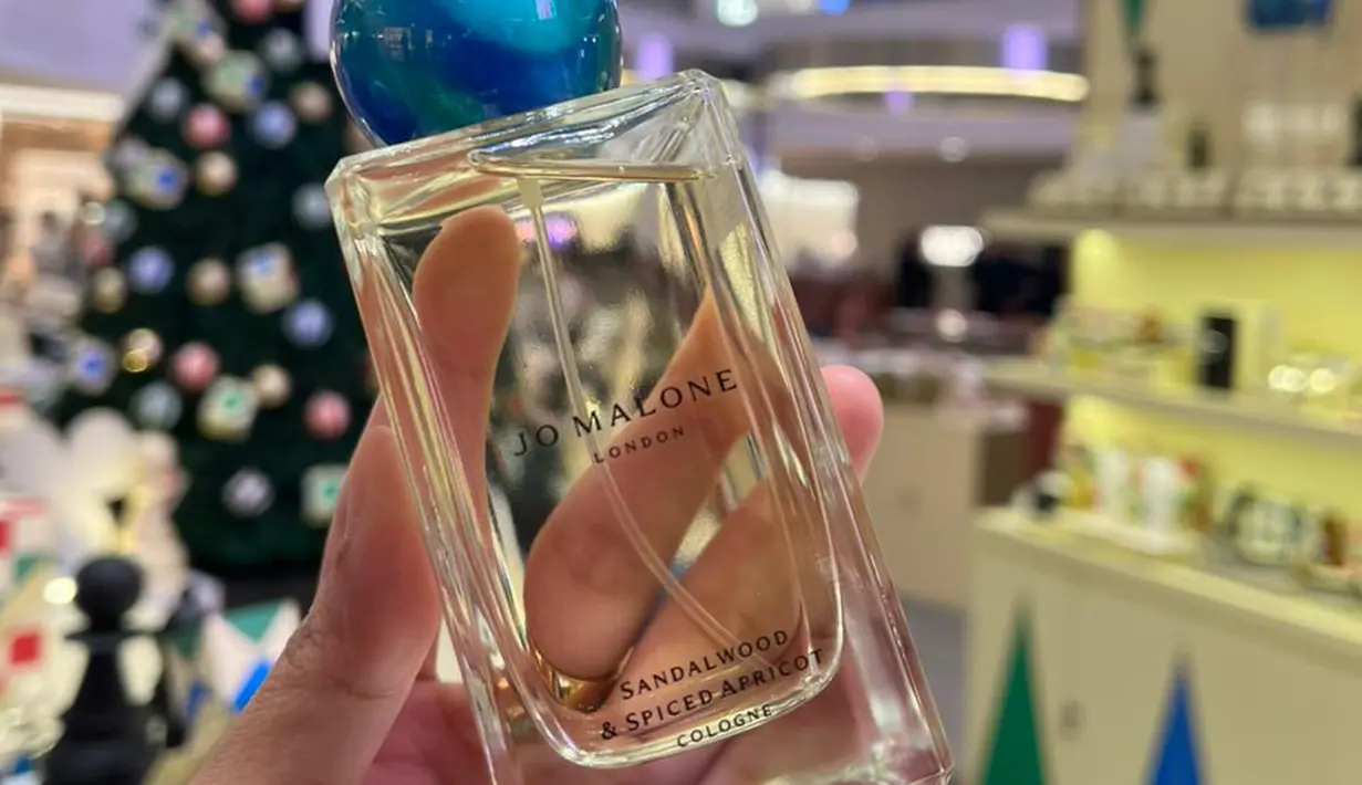 Seperti biasa ada satu wewangian edisi spesial hadir di akhir tahun. Jo Malone London memperkenalkan Sandalwood & Spiced Aprico. Menciptakan suasana riang, sementara kesegaran kapulaga menghadirkan aroma aprikot yang lembut dan menarik. Sungguh aroma yang memikat dan begitu nyaman.  / Foto dok : Fimela.com.
