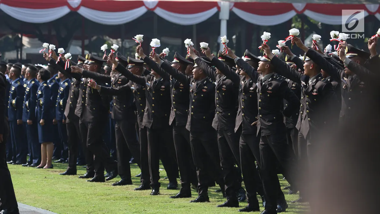 Selebrasi Perwira TNI-Polri Usai Dilantik Jokowi