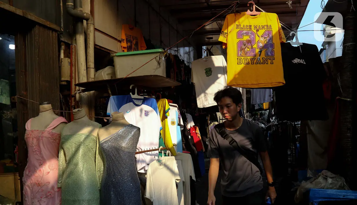 Jalanan lengang yang hanya dilalui oleh segelintir pengendara dan pejalan kaki, memperkuat kesan redup yang menyelimuti kawasan ini. (Liputan6.com/Herman Zakharia)