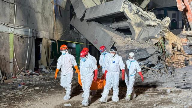 Petugas melakukan pembersihan puing reruntuhan gedung musala Pondok Pesantren Al Khoziny. Foto BNPB