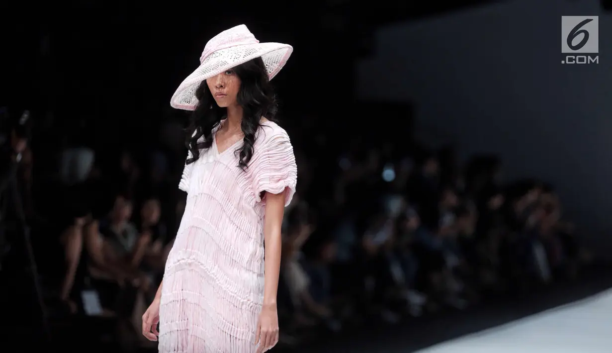Seorang model berjalan di catwalk mengenakan busana rancangan Derek Lawlor pada ajang Jakarta Fashion Week 2018 di Senayan City, Jumat (27/10). Melalui Derek Lawlor, British Council membawakan inspirasi dari negeri monarki. (Liputan6.com/Faizal Fanani)