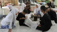 Murid SLB Mekar Sari 1 Cibinong saat mengikuti pelatihan membatik, Cibinong, Bogor, Jawa Barat, Rabu (18/9/2019). Ekstrakurikuler yang rutin dilaksanakan seminggu sekali ini untuk membekali para siswa keterampilan membatik. (merdeka.com/Arie Basuki)