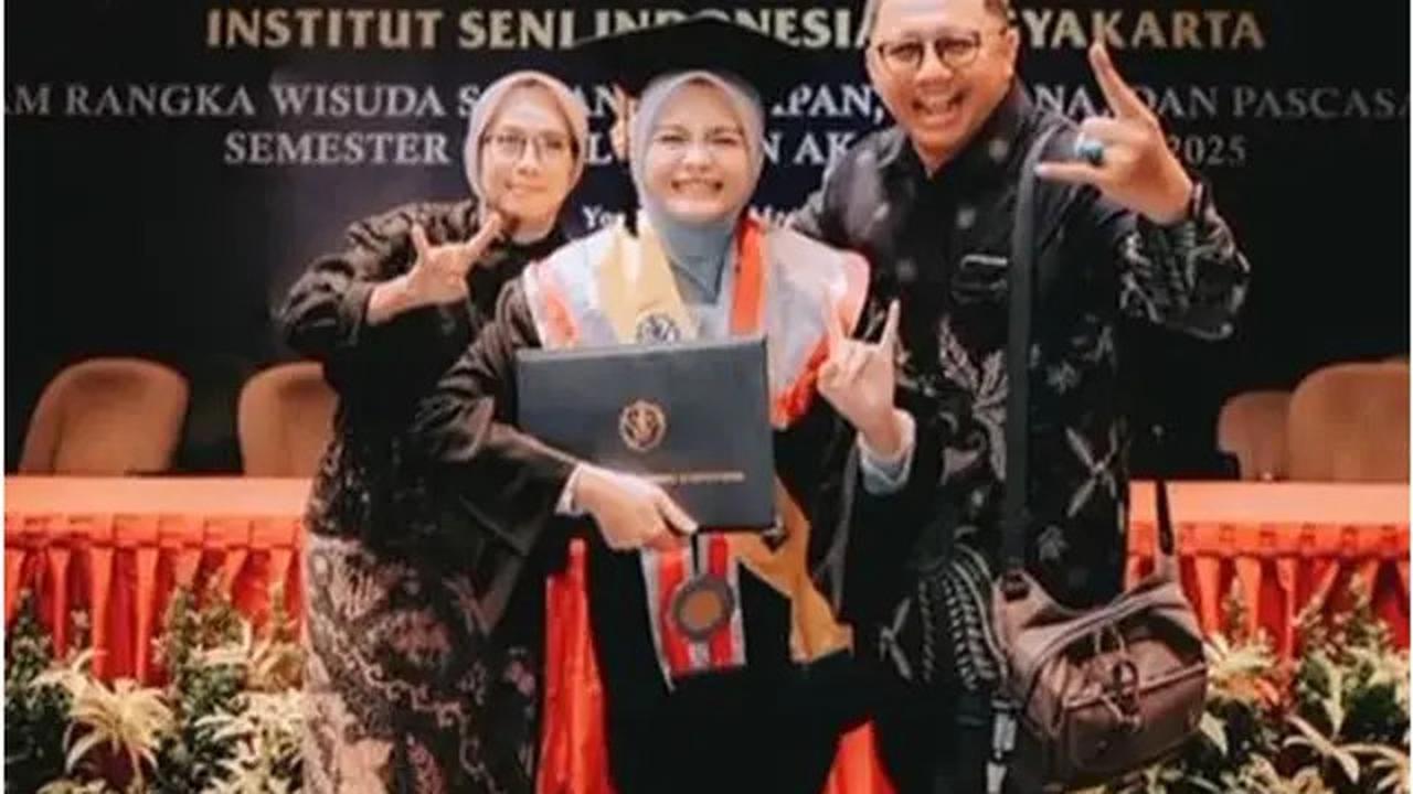 6 Potret Wisuda Salma Salsabil dari ISI Jogja, Raih Gelar Sarjana Terapan Seni