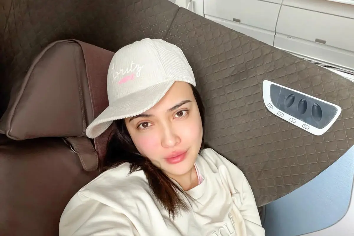 Shandy Aulia Tampil Cantik Natural dengan Bare Face di Pesawat, Terlihat Kece dengan Tas Chanel Rp130 Jutaan