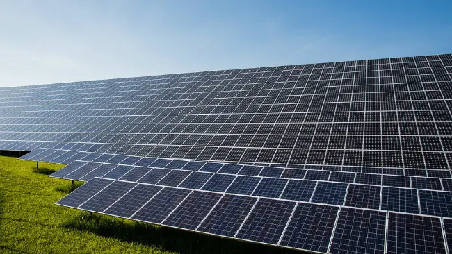 Ilustrasi ladang panel surya sebagai bagian dari pengadaan energi terbarukan. (Sumber Pixabay)