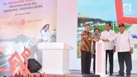 Presiden Jokowi (dua kanan) bersama Menteri PUPR Basuki Hadimuljono (kanan), Menteri BUMN Rini Sormarno (dua kiri), dan Gubernur Lampung Muhammad Ridho (kiri) meresmikan Tol Bakauheni, Lampung, Minggu (21/1). (Liputan6.com/Pool/Biro Setpres)