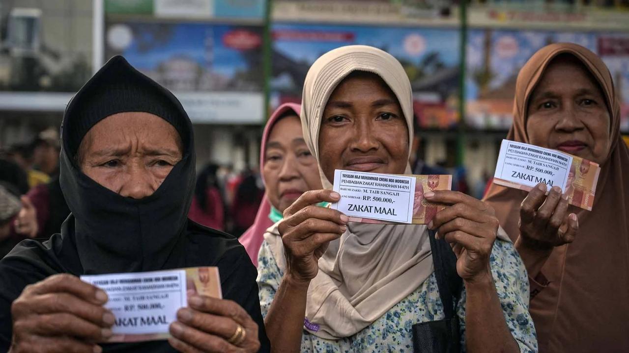FOTO: Ribuan Warga Surabaya Antre Zakat Mal Rp 500 Ribu per Orang di Masjid Cheng Hoo