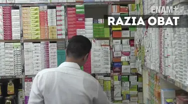 Polisi dan BPOM merazia toko obat yang ada di pasar Pramuka Jakarta Pusat. Saat razia petugas banyak menemukan obat-obat yang sudah kedaluarsa