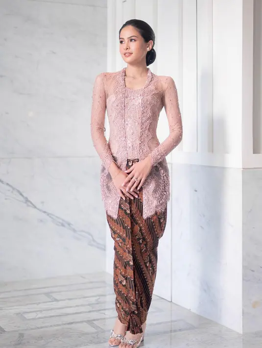 Maudy Ayunda tampil ayu mengenakan kebaya bernuansa merah muda yang lembut. Kebayanya dipadu dengan kain batik sebagai rok, Maudy tampil cantik dengan makeup natural dan tatanan rambut sleek, aura perempuan Jawa memancar kuat. Foto: Instagram/Maudy Ayunda.