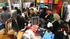 Suasana saat pengunjung memilih pakaian yang didiskon di Polo Ralph Lauren Indonesia di Gandaria City Mall, Jakarta (3/6). Dua pekan jelang Idul Fitri, sejumlah toko pakaian memberi diskon besar-besaran kepada pembeli. (Merdeka.com/Arie Basuki)