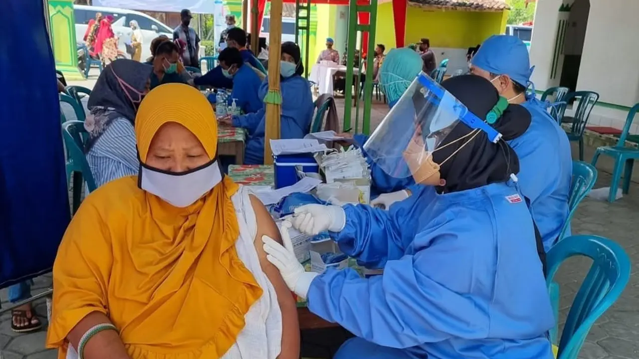 PKB Jatim dan DPC Ngawi menggelar vaksinasi serentak di sejumlah titik di Ngawi. (Istimewa).