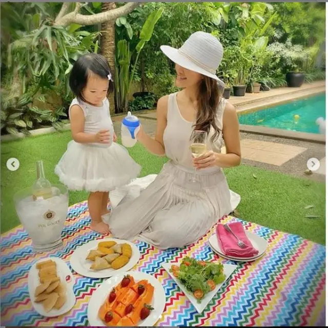 Farah Quinn Piknik di Rumah Bersama Keluarganya