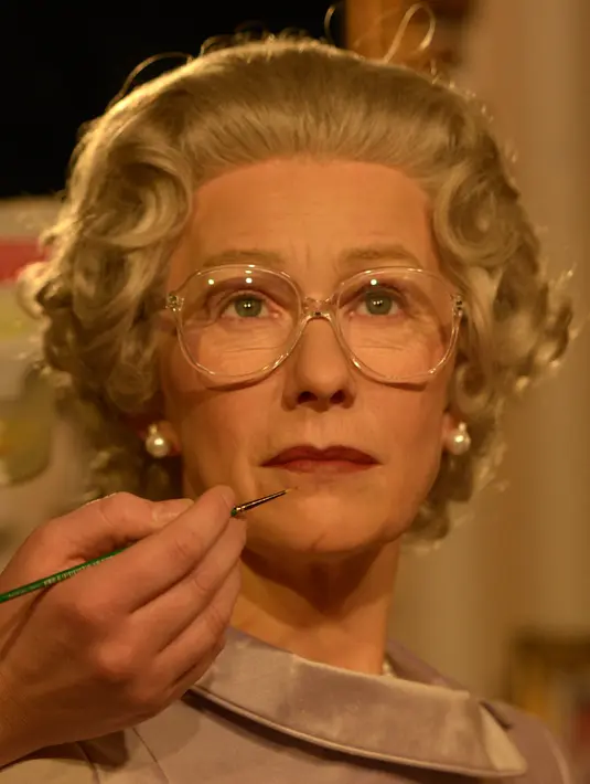 Seorang wanita memberikan sentuhan akhir pada patung lilin aktris Inggris Helen Mirren berpakaian sebagai Ratu Inggris Elizabeth II di museum lilin Madame Tussauds di Berlin pada 4 Februari 2013. Performa Helen Mirren sebagai Ratu Inggris bikin merinding. Mirip banget tak hanya fisik, tapi juga gestur hingga wibawa dan cara bicara. Walhasil, ia menang Piala Oscar Pemeran Utama Wanita Terbaik tahun 2007. (AFP/ JOHANNES EISELE)