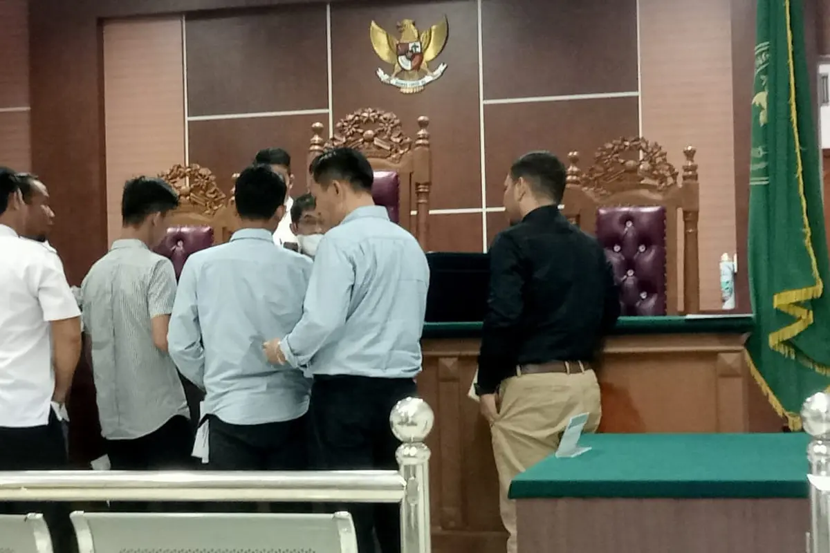 Sebagian dari 12 pengacara pemohon menyerahkan legalitas dan identitas untuk proses Prapradilan penggelapan Barang Bukti Sabu oleh 9 oknum polisi Batam. (Foto: Liputan6.com/Ajang Nurdin)