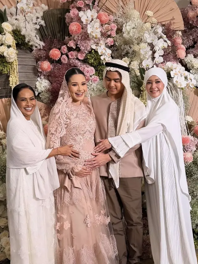 Risa Dewi Hadir di Pengajian 4 Bulanan Alyssa Daguise. [@risa_dewi]