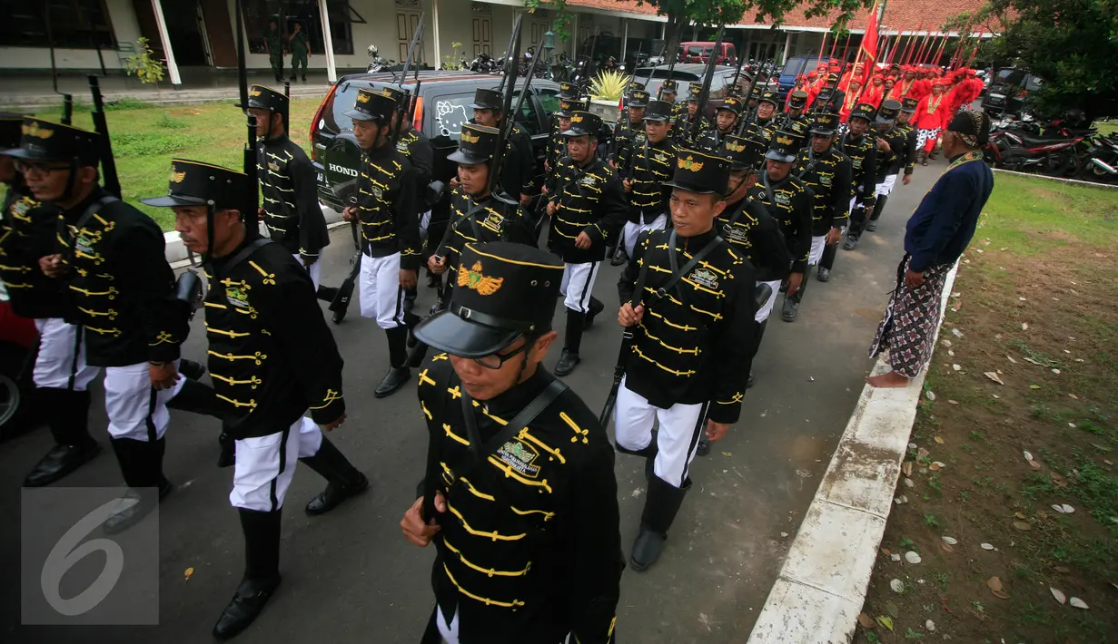 Sejumlah prajurit mengiringi upacara Tingalan Dalem PA X di Puro pakualaman, Yogyakarta, Selasa (26/4). Paku Alam X merayakan ulang tahun yang ke-55. (Boy Harjanto)