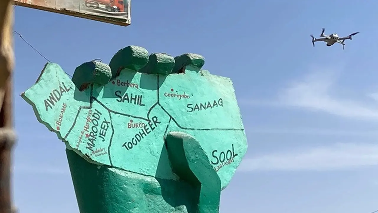 Sebuah drone terbang di atas patung di Hargeisa, ibu kota Somaliland, pada 9 Februari 2022.
