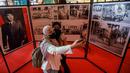Pengunjung berswafoto saat Pameran Foto Potret 7 Presiden RI dengan tema "7 Citizen No.1" di Mall Neo Soho, Jakarta, Selasa (22/11/2022). Pameran menampilkan potret perjalanan presiden yang terekam oleh pewarta foto dari Presiden Pertama Ir. Soekarno sampai presiden sekarang Joko Widodo atau Jokowi. (Liputan6.com/Johan Tallo)
