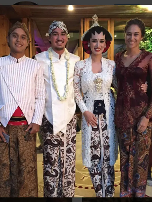 Pernikahan Alexandra Gottardo dan Arif Waworuntu dihadiri sejumlah sahabat yang mengunggah foto-foto pernikahan mereka di akun instagram masing-masing. Alexandra dan Arif pun tampak serasi. (via instagram/@feska)