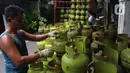 Pekerja menata tabung gas LPG 3 kilogram (kg) di Jakarta, Rabu (16/12/2020). PT Pertamina (Persero) memperkirakan kebutuhan gas elpiji 3 kg naik menjadi 7,50 juta metrik ton pada 2021. (Liputan6.com/Angga Yuniar)
