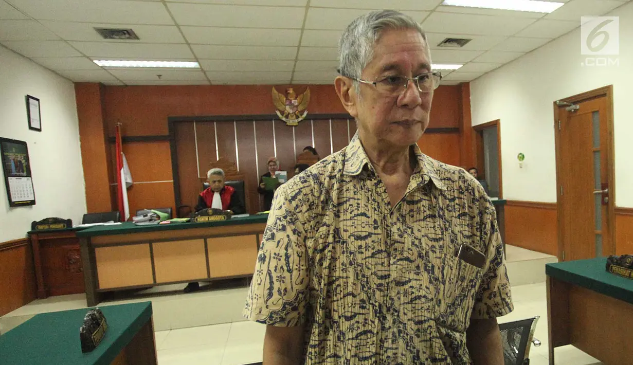 Presdir Jakarta Royale Golf, Muljono Tedjokusumo usai sidang perdana kasus pemalsuan surat dan menempatkan keterangan palsu pada akta autentik di PN Jakbar, Rabu (7/11). Muljono menjadi terdakwa kasus mafia tanah. (Merdeka.com/Arie Basuki)