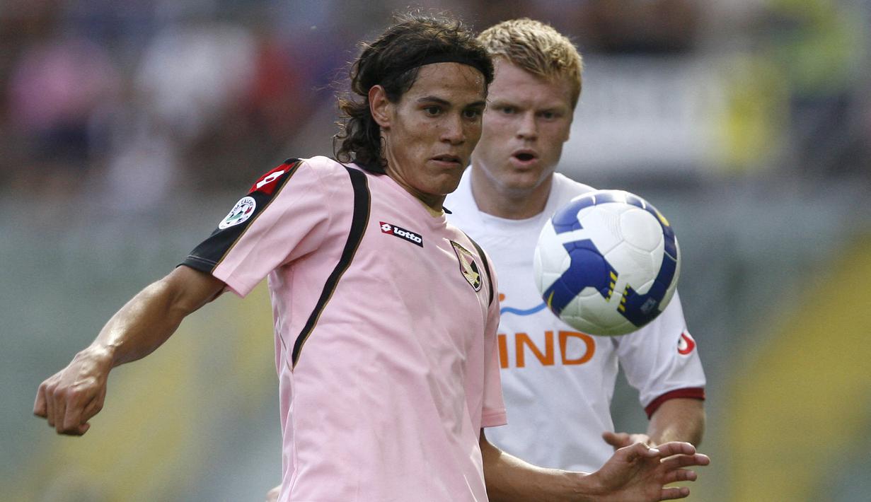 Edinson Cavani. Memperkuat dua tim di Serie A, Palermo dan Napoli. Ia didatangkan Palermo dari Danubio, tim dari Liga Uruguay pada pertengahan musim 2006/2007. Total 3,5 musim bersama Palermo tampil dalam 117 laga di semua ajang dan mencetak 37 gol. (AFP/Marcello Paternostro)