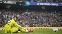 Kiper Arsenal, David Raya, tampak lesu setelah gawangnya dibobol pemain Manchester City, John Stones, pada laga Liga Inggris di Stadion Etihad, Minggu (22/09/2024). (AP Photo/Dave Thompson)