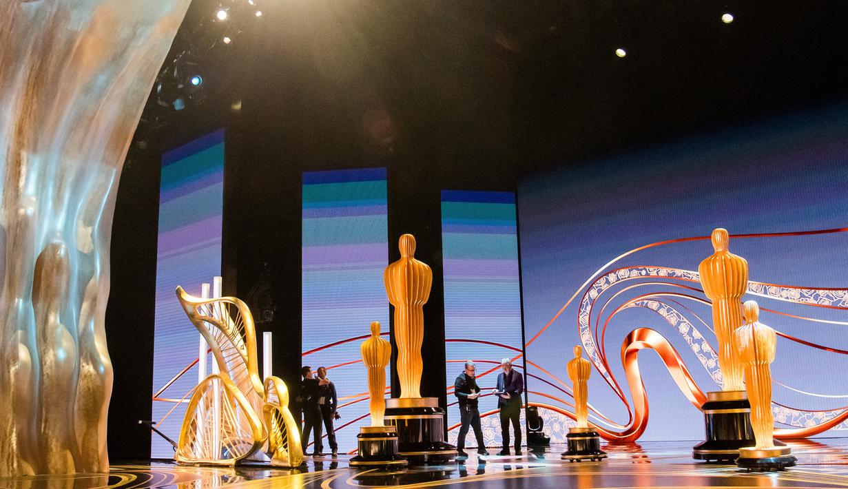 Sejumlah pekerja menata panggung Academy Awards atau Oscar 2019 di Hollywood, California, AS, Sabtu (23/2). Piala Oscar tahun ini merupakan penyelenggaraan Oscar ke-91. (Photo by Charles Sykes/Invision/AP)