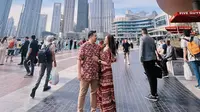 Tampil kompak dengan busana yang memiliki motif yang mirip, keduanya pun tampil kompak dengan latar belakang bangunan pencakar langit. Banyak netizen pun mengucapkan selamat dan mendoakan keduanya agar selalu langgeng dan bahagia. (Liputan6.com/IG/@nexcarlos)