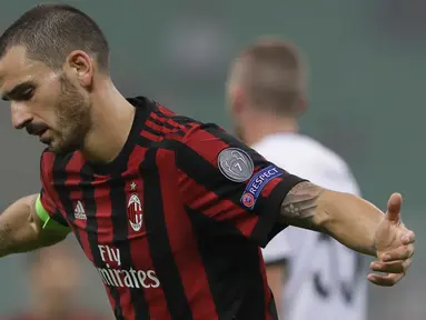 Pemain AC Milan, Leonardo Bonucci bereaksi selama pertandingan Grup D Liga Europa melawan AEK Athens di San Siro, Kamis (19/10). AC Milan yang menguasai jalannya pertandingan hanya mampu meraih hasil imbang 0-0 atas AEK Athens. (AP Photo/Luca Bruno)