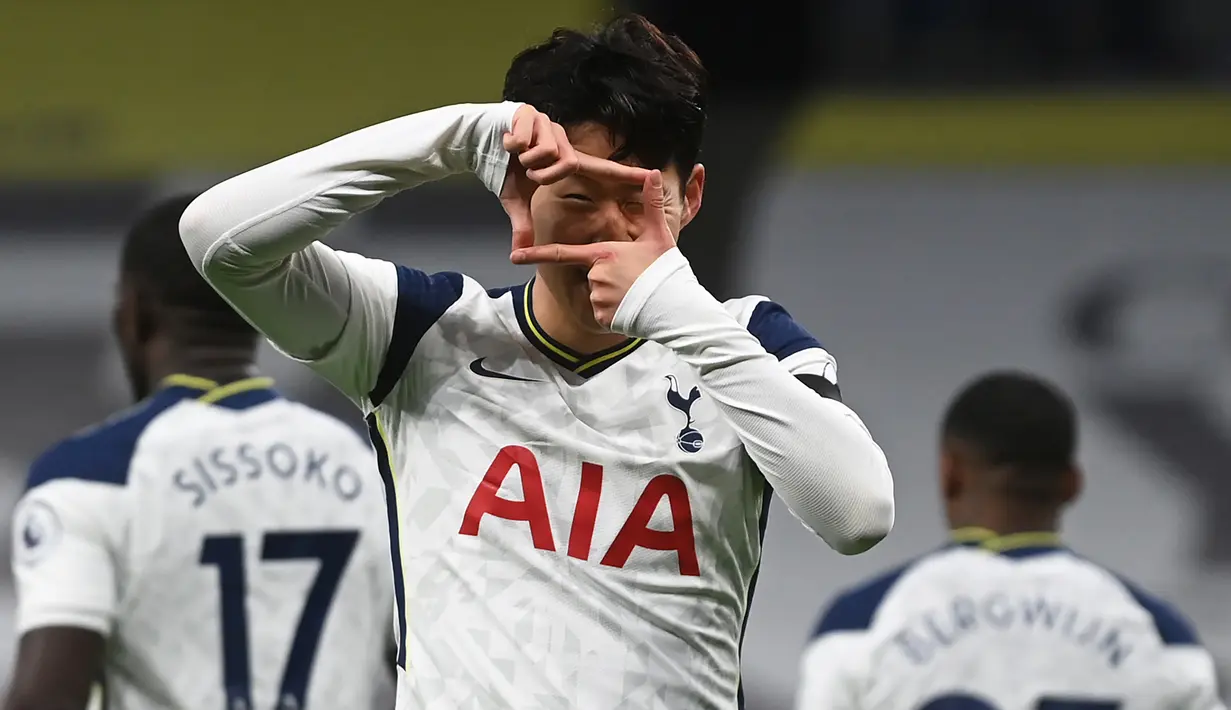 Striker Tottenham Hotspur, Son Heung-Min, merayakan gol pertama Tottenham ke gawang Manchester City dalam laga lanjutan Liga Inggris pekan ke-9 di Tottenham Hotspur Stadium, London, Minggu (22/11/2020) dini hari WIB. Tottenham menang 2-0 atas City. (AFP/Neil Hall/Pool)