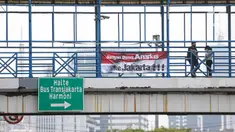 Spanduk imbauan tolak anarkisme terpasang di JPO di Jakarta, Minggu (11/10/2020). Spanduk imbauan untuk tidak melakukan aksi anarkisme merebak di sejumlah kawasan di Jakarta pascaaksi unjuk rasa massa yang menolak pengesahan Omnibus Law UU Cipta Kerja. (Liputan6.com/Faizal Fanani)