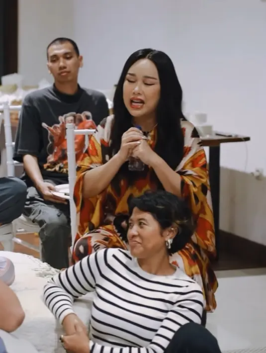 Hadir belakangan, Titi DJ tampil menyala kenakan kaftan dengan motif besar bernuansa orange dan merah [@itsmebcl]