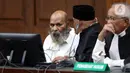 Hakim kemudian beralih ke Sherly Susan. Pasalnya, dalam keterangan sebelumnya, Sherly Susan mengaku tak pernah memberikan uang Rp 1 miliar kepada Lukas Enembe. (Liputan6.com/Johan Tallo)
