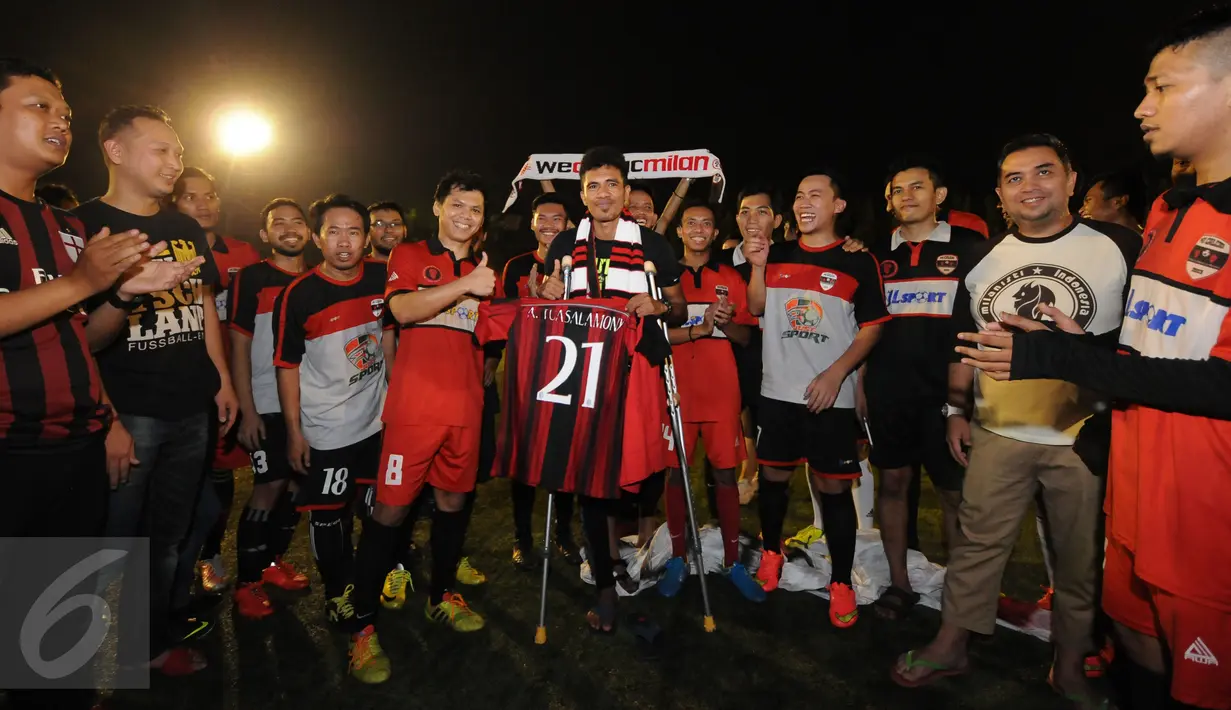 Alfin Tuasalamony (tengah) menerima penghargaan dari kelompok suporter usai laga Trofeo Calcio Charity di Lapangan Pertamina Simprug, Jakarta, Sabtu (11/7/2015). Turnamen tersebut merupakan laga amal untuk Alfin. (Liputan6.com/Helmi Fithriansyah)