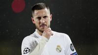 Pemain Real Madrid, Eden Hazard, tampak kecewa usai ditahan imbang Chelsea pada laga semifinal Liga Champions di Stadion Alfredo di Stefano, Rabu (28/4/2021). Kedua tim bermain imbang 1-1. (AFP/Javier Soriano)