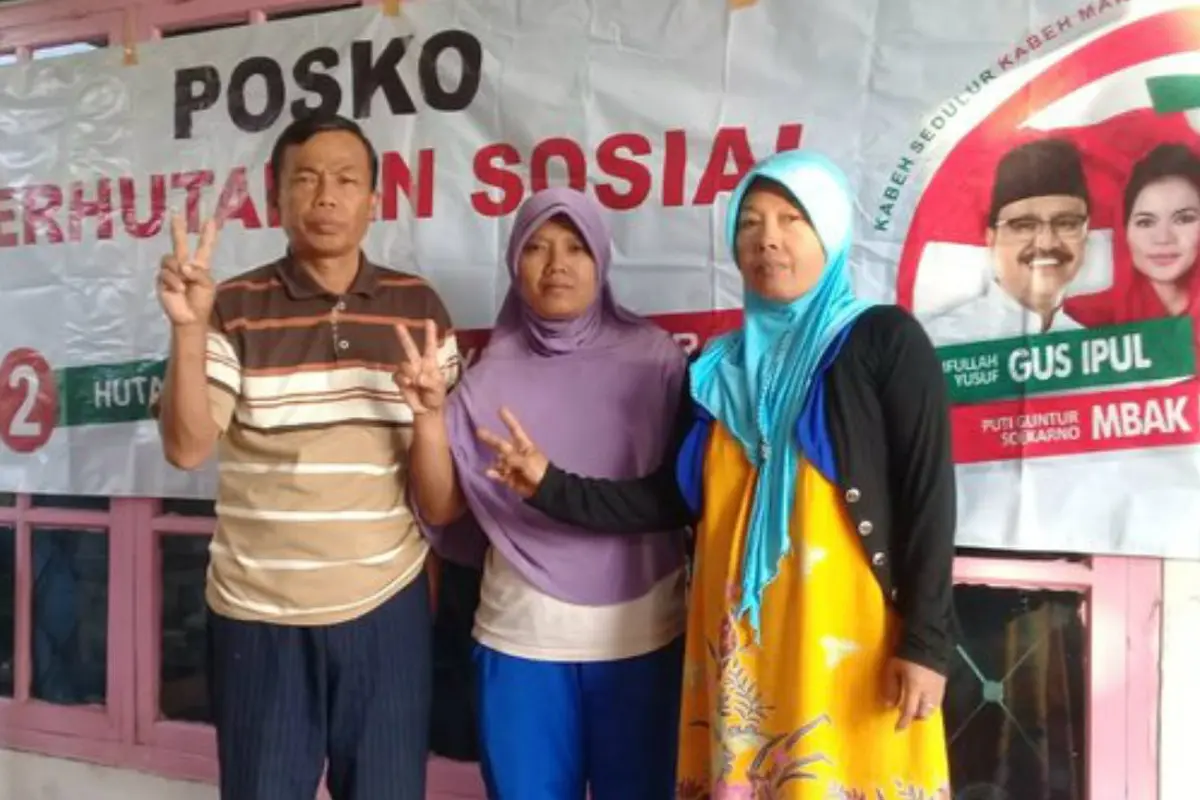 Relawan Jokowi mendirikan posko-posko dukungan untuk Gus Ipul dan Puti Guntur Soekarno di pinggiran hutan Jember. (Merdeka.com)