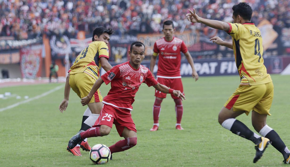 3. Riko Simanjuntak (Gelandang) – Pemain anyar Persija ini mampu tampil memukau dan menjadi penyeimbang di lini tengah. Umpan-umpan akurat nya siap memanjakan para penyerang Persija untuk mencetak gol. (Bola.com/M Iqbal Ichsan)