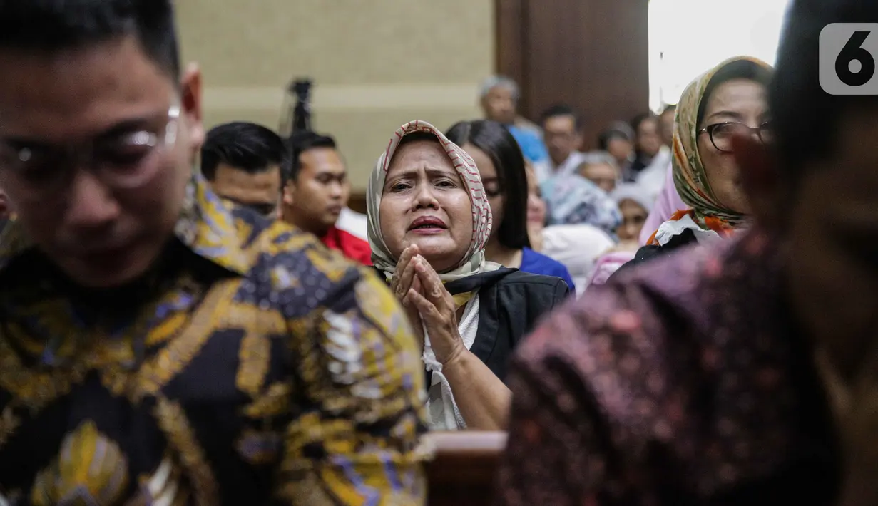 Kerabat dan kolega terdakwa kasus dugaan suap proyek PLTU Riau-1 Sofyan Basir menangis saat pembacaan putusan dalam sidang di di Pengadilan Tipikor, Jakarta, Senin (4/11/2019). Mantan Dirut PT PLN Sofyan Basir divonis bebas karena dinilai tidak terbukti bersalah. (Liputan6.com/Faizal Fanani)