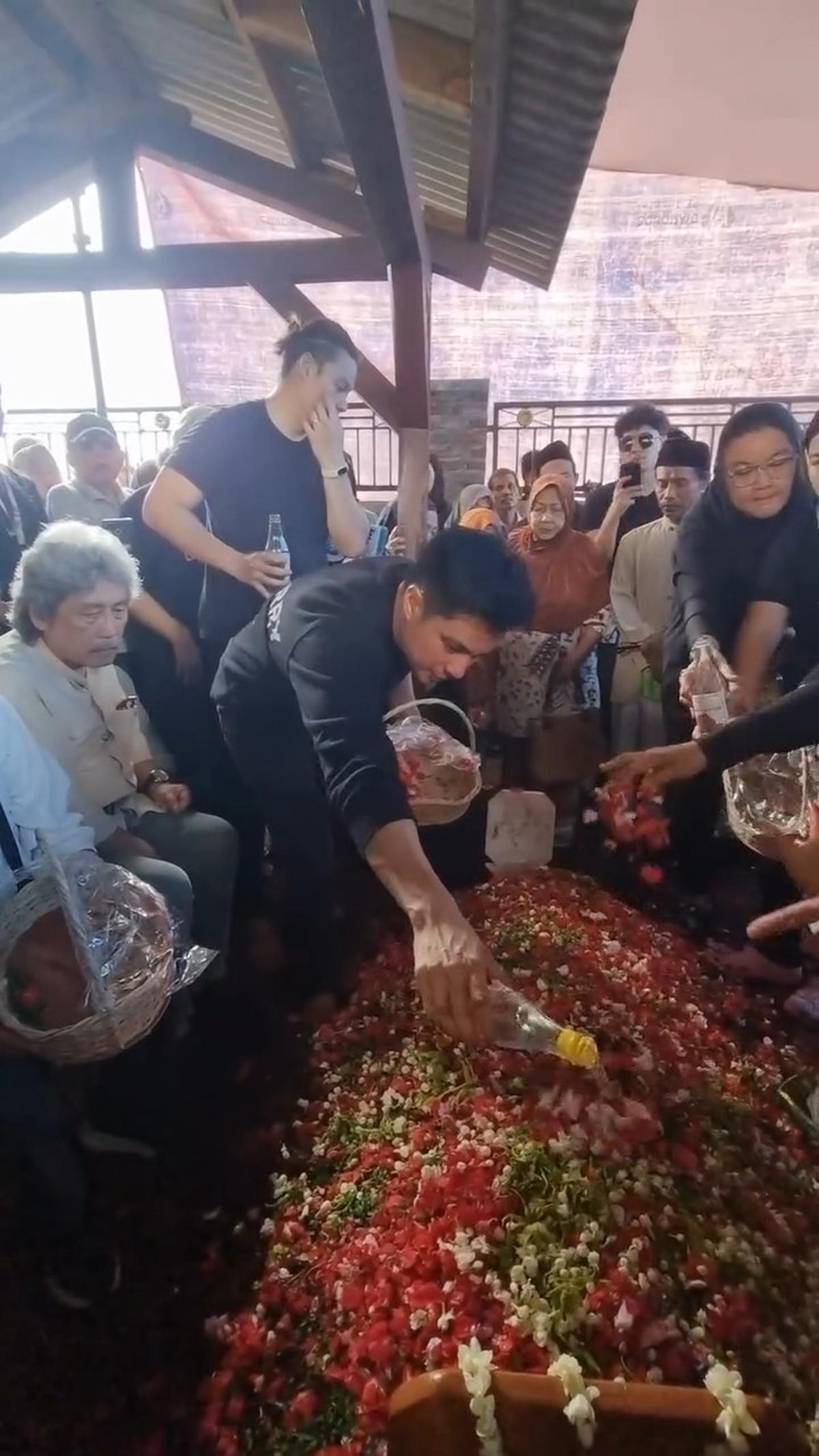 Momen Haru Pemakaman Ayah Baim Wong ada Disamping Istri