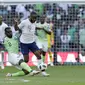 Raheem Sterling (kanan) ketika tengah berduel dengan pemain Nigeria pada laga uji coba, di Stadion Wembley, Sabtu (2/6/2018). (AP/Matt Dunham)