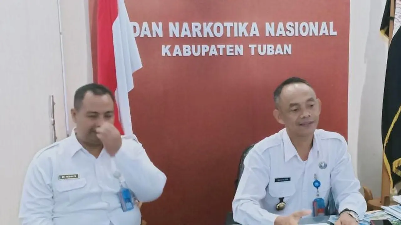 Kepala BNNK Tuban AKBP I Made Arjana (kanan). (Adirin/Liputan6.com)