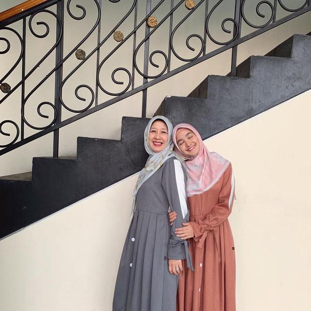 6 Potret Kebersamaan Cut Syifa dan Ibunda, Bak Kakak Adik