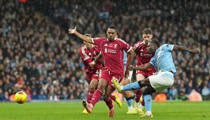 Duel Jeremy Doku (kanan) dengan Ryan Gravenberch (kri)&nbsp;di laga Manchester City vs Liverpool di pekan ke-11 Liga Inggris 2025/2026 di Etihad Stadium, Minggu (09/11/2025). (AP Photo/Jon Super)