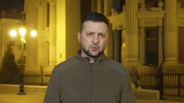 Presiden Ukraina Volodymyr Zelenskyy berbicara dari Kiev, Ukraina soal serangan Rusia, Sabtu, 19 Maret 2022. (Foto: via AP)