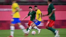 Pada awal babak pertama, Brasil langsung bermain agresif dan mampu mendominasi pertandingan hingga 70 persen. Sayangnya, pertahanan solid Meksiko menyulitkan tim Samba untuk mencetak gol. (Foto: AFP/Pedro Pardo)