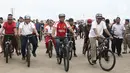 Gubernur DKI Jakarta Anies Baswedan bersepeda di kawasan Pantai Kita dan Pantai Maju, Minggu (23/12). Aksi itu mengawali Peletakkan Batu Pertama Jalur Jalan Sehat dan Sepeda Santai (Jalasena) di pulau reklamasi tersebut. (Liputan6.com/Herman Zakharia)