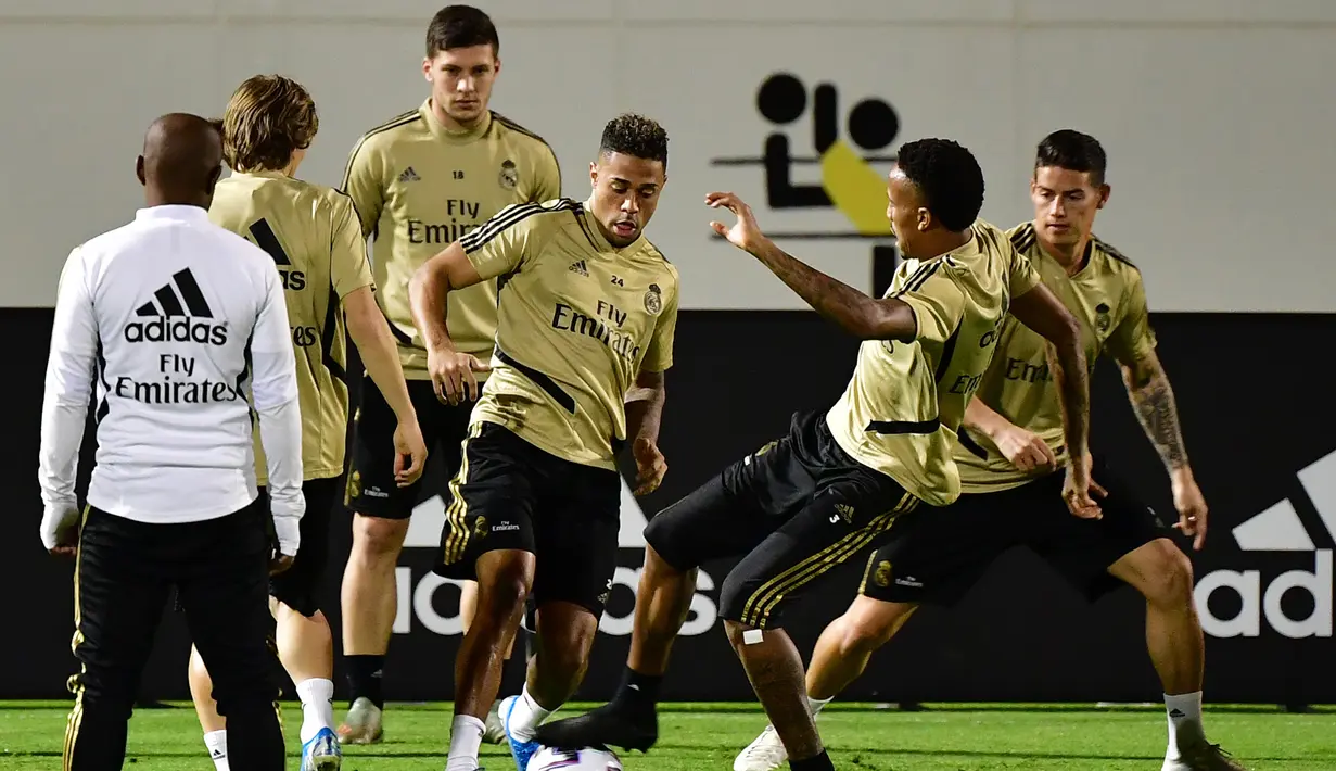 Para pemain Real Madrid saat mengikuti sesi latihan tim di King Abdullah Sport City di kota pelabuhan Arab Saudi, Jeddah (7/1/2020). Real Madrid akan bertanding melawan Valencia pada semifinal Piala Super Spanyol pada Kamis (9/1/2020) dini hari WIB. (AFP/Giuseppe Cacace)